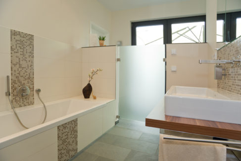 Bad mit ebenerdige Dusche und Mosaik-Highlights